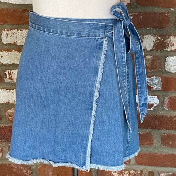 Madewell Raw Hem Wrap Denim Skirt
Size 2 - Picture 2 of 5